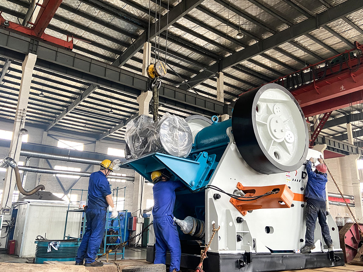 出發(fā)！上海東蒙DC歐版顎破、DCS單缸液壓圓錐破、DVSI95立軸沖擊破......火速發(fā)往前方，助力客戶花崗巖制砂生產(chǎn)