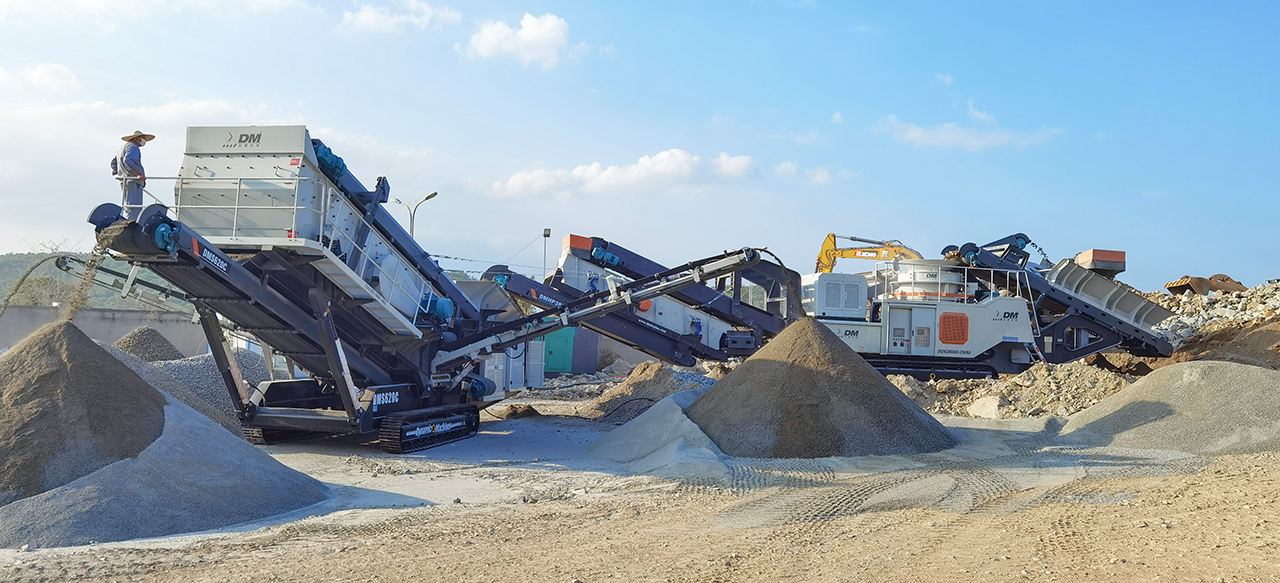 【東蒙案例】顎、錐、篩移動站石英巖破碎生產(chǎn)線火熱投產(chǎn)！